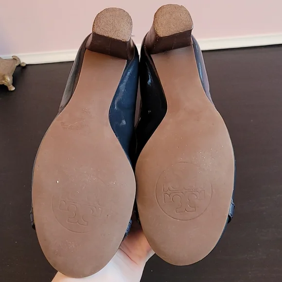 TORY BURCH navy pumps
